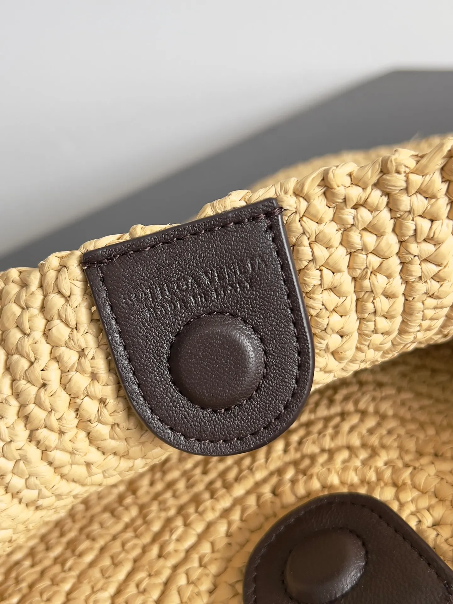Batch 1760 In the hot summer, there must be many friends going to the beach for vacation🏖️🏖️BOTTEGA VENETA new model SARDIE is simply synonymous with vacation, fresh straw style🥥🥥 unique design that is not easy to bump into, any combination will give you a romantic holiday feel. The fish hook on the chain echoes the sardine-shaped handle, adding a touch of color to the original simple appearance. The capacity blessing greatly enhances the practicality, you don’t have to worry about not being able to put things in when you go out. Style No.: 796426 Size: 33*20*4cm